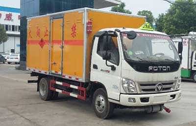 程力威牌CLW5042XRQB5型易燃气体厢式运输车