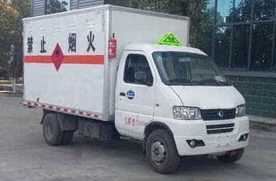 程力威牌CLW5035XRQ5型易燃气体厢式运输车