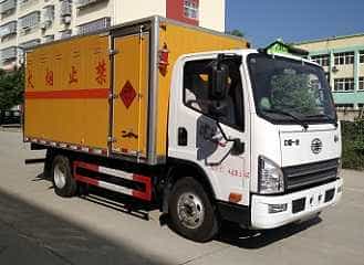 程力威牌CLW5045XRYC5型易燃液体厢式运输车