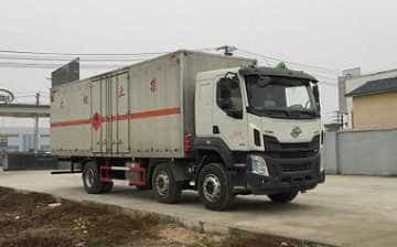 程力威牌CLW5251XRYL5型易燃液体厢式运输车