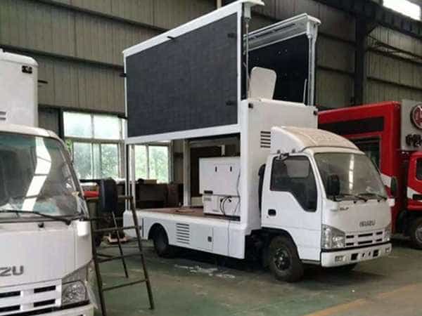 屏幕两面举起广告车