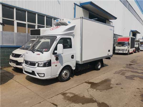 东风途逸3.5米小型冷藏车