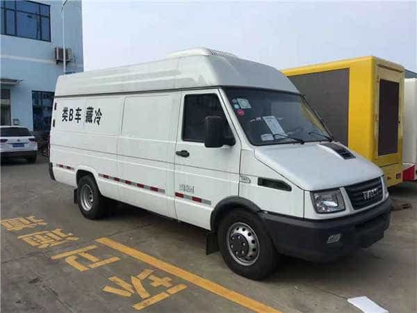依维柯后双轮冷藏车8立方3.3米货厢
