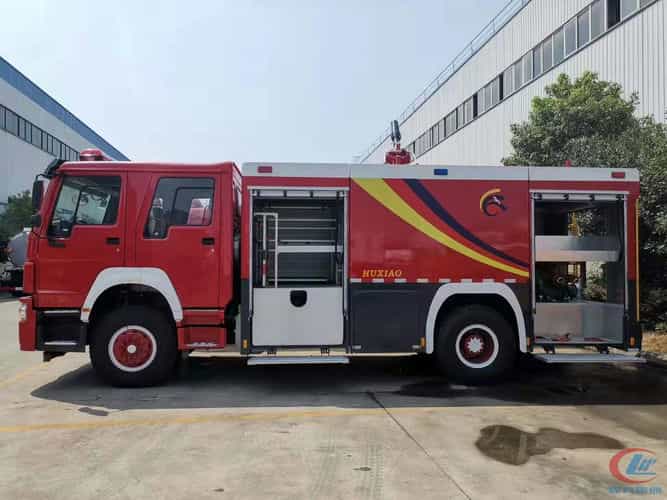 重汽豪沃单桥水罐消防车背面图